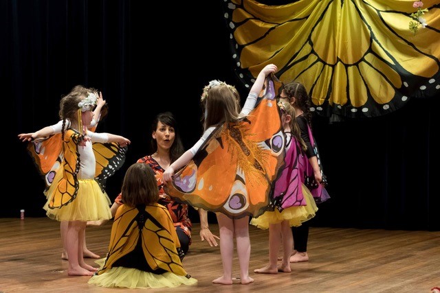 Kinderen dansen Doenya’s danswereld